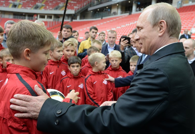 普京视察莫斯科新足球场 与小球员亲密互动
