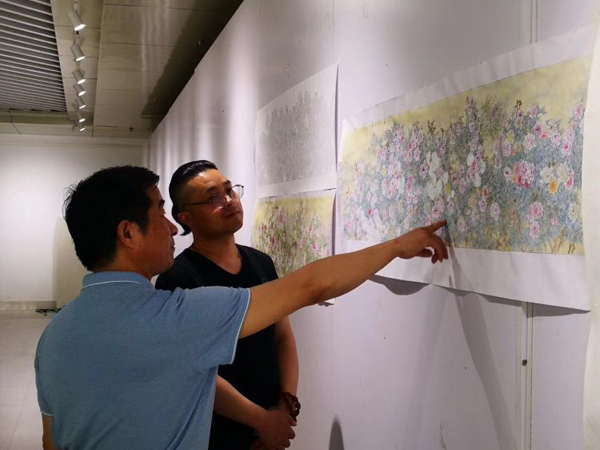 5位农民画家创作青岛峰会巨幅工笔画：绘218朵牡丹